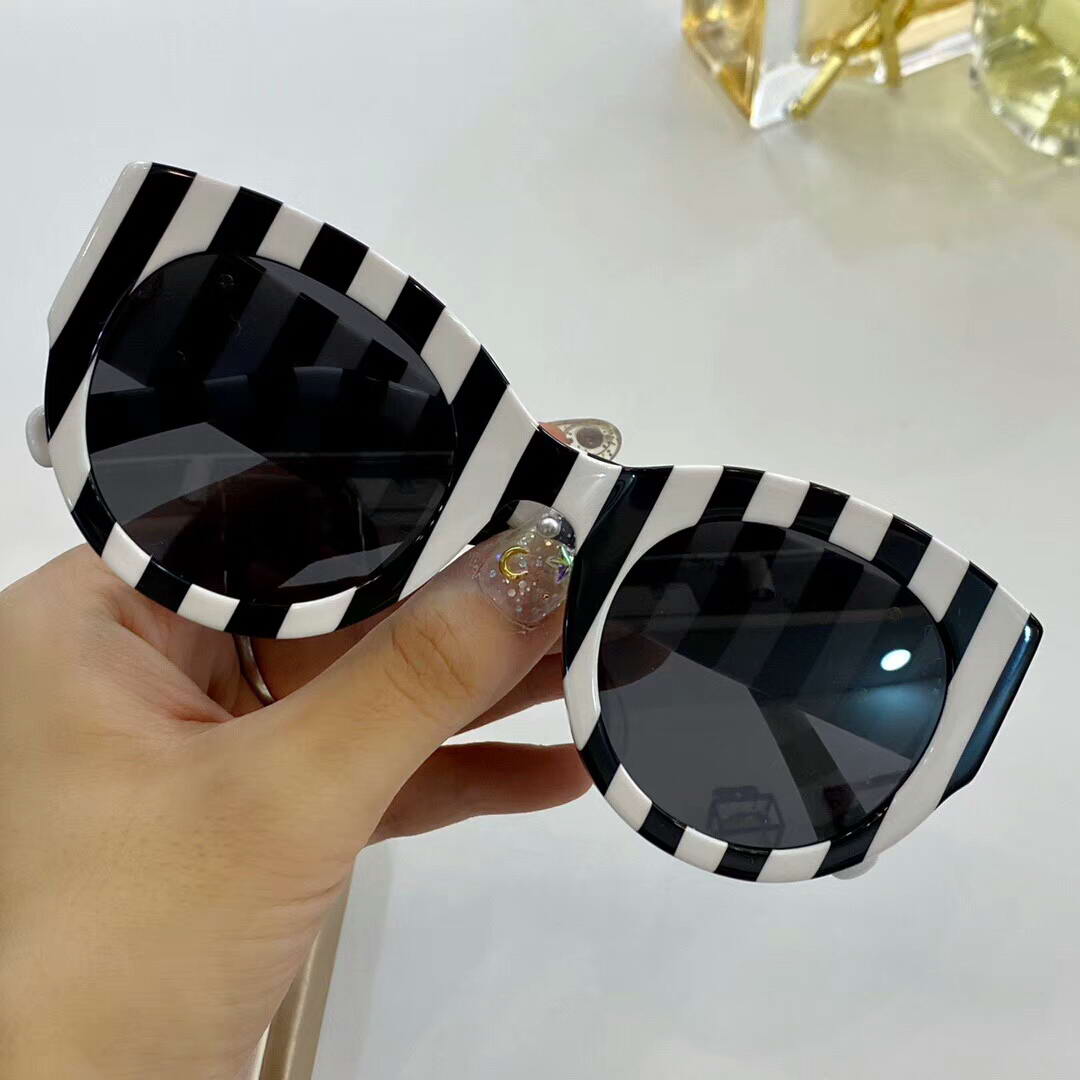 White Black Stripe Plastic Cat Eye Sunglasses Grey Lens gafas de sol Women Luxury Designer sunglasses Shades Eyewear new with box
White Black Stripe Plastic Cat Eye Sunglasses Grey Lens gafas de sol Women Luxury Designer sunglasses Shades Eyewear new with box