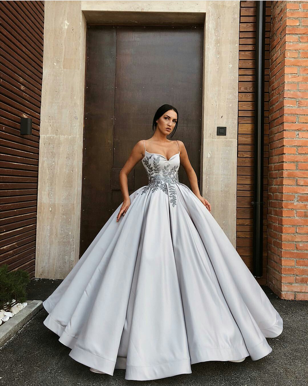 2019 Silver Spaghetti Beaded Prom Dress Lace Appliqued Ball Gown Evening Gowns Floor Length Plus Size Formal Dress Party Wear
