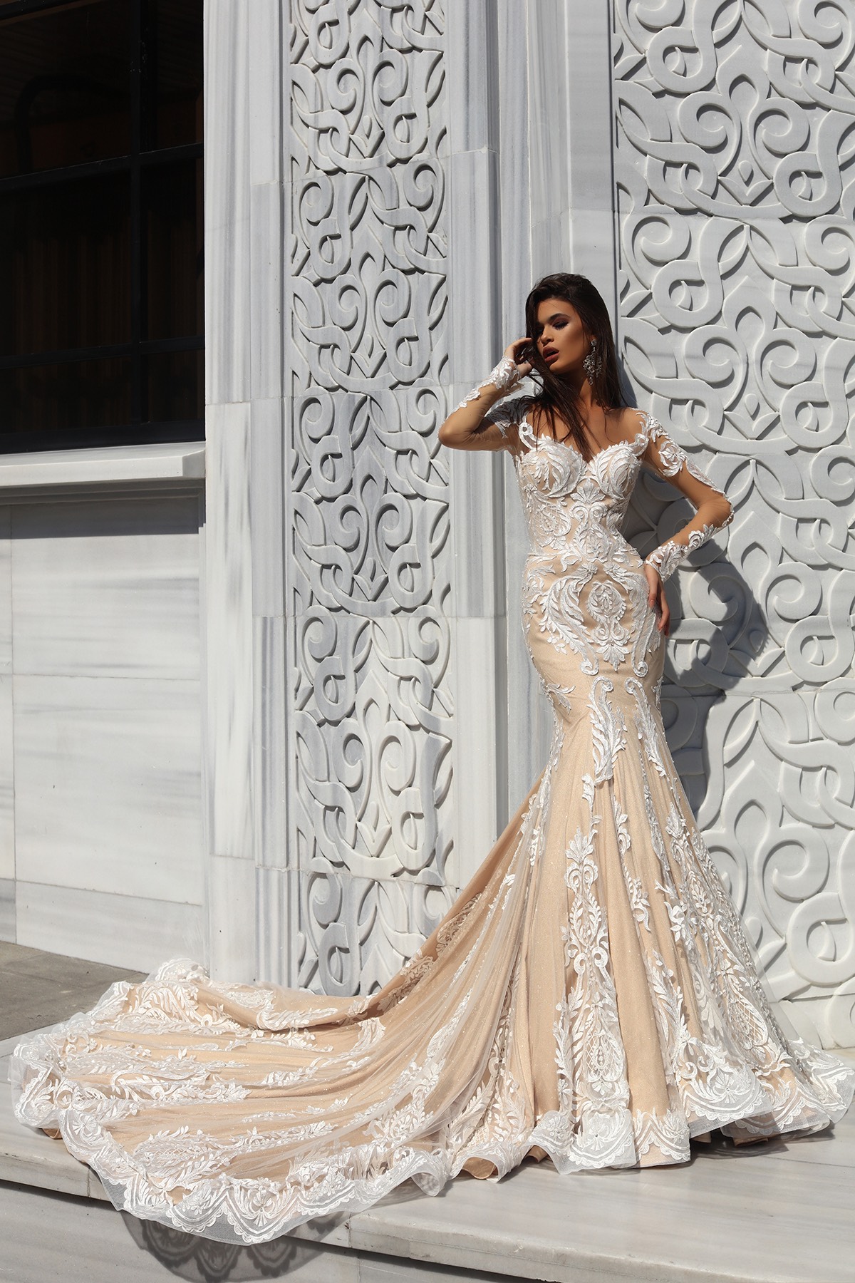 2019 Champagne Wedding Dresses White Lace Applique Sheer Jewel Neck Country Wedding Dress Sweep Train Custom Made Plus Size Bridal Gowns