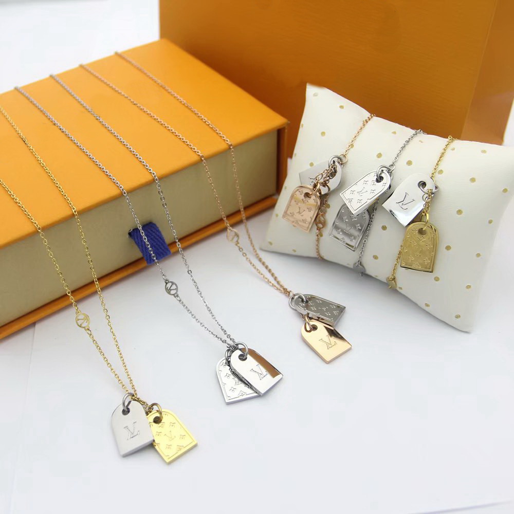 Europe America Fashion Jewelry Sets Men Lady Women Engraved V Initials Four Leaf Flower Double Color Square Hangtags Necklace Bracelet Sets, No original box
Europe America Fashion Jewelry Sets Men Lady Women Engraved V Initials Four Leaf Flower Double Color Square Hangtags Necklace Bracelet Sets, No original box
