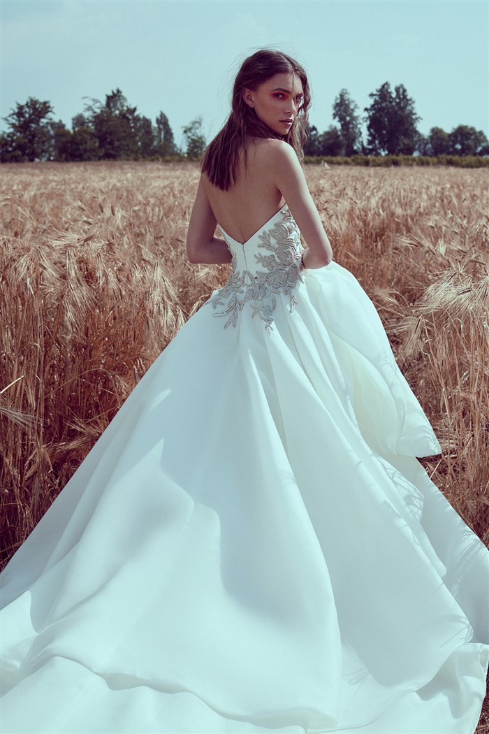 Beaded Attractive A E Wedding Dresses Strapless Neck Appliqued Backless Bridal Gowns Tiered Sweep Train Robe De Mari E