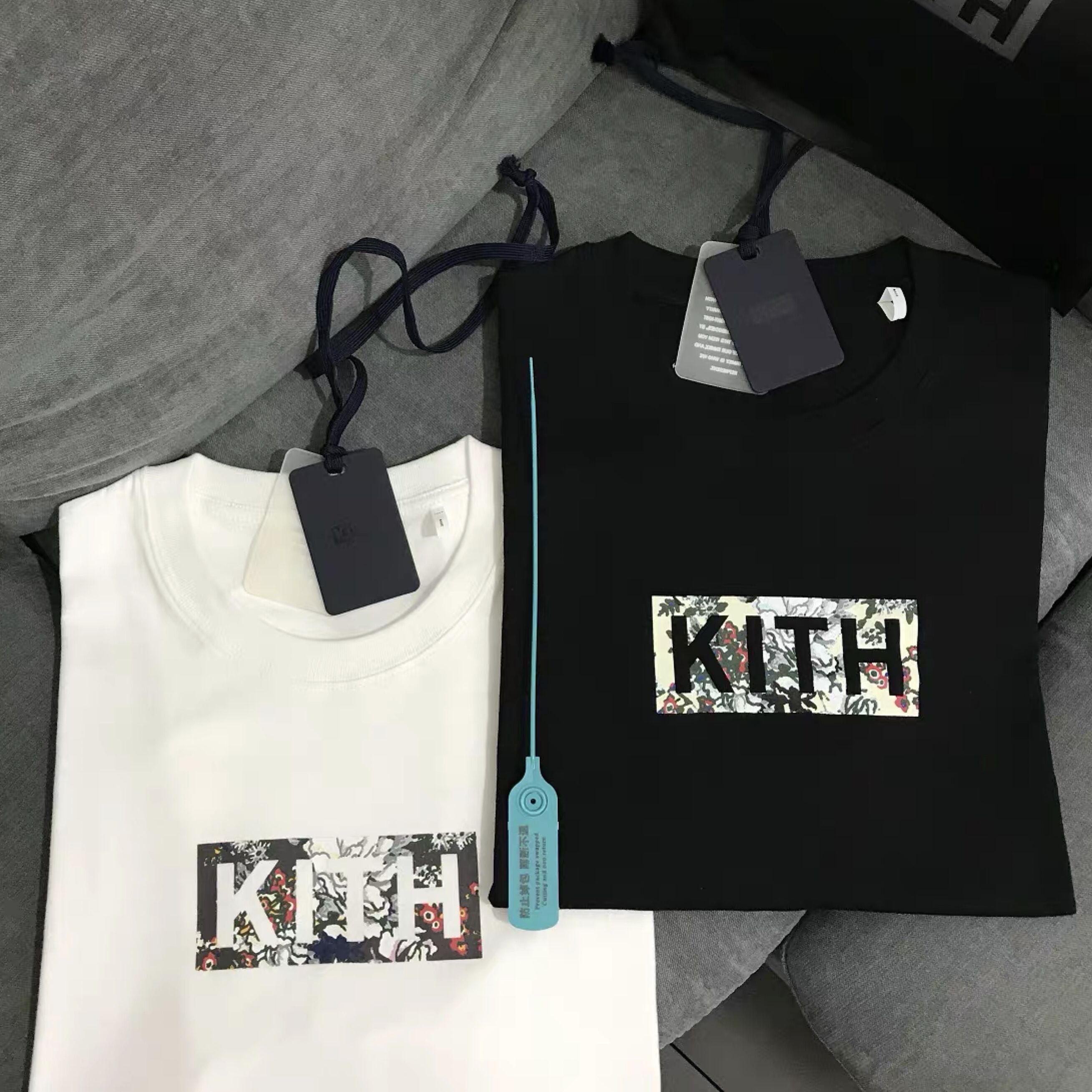 Fashion European and American Minority Popular Brand Ceres Kith Floral Classic Floral round Neck Cotton Basic Short-Sleeved T-shirt, Black
Fashion European and American Minority Popular Brand Ceres Kith Floral Classic Floral round Neck Cotton Basic Short-Sleeved T-shirt, Black