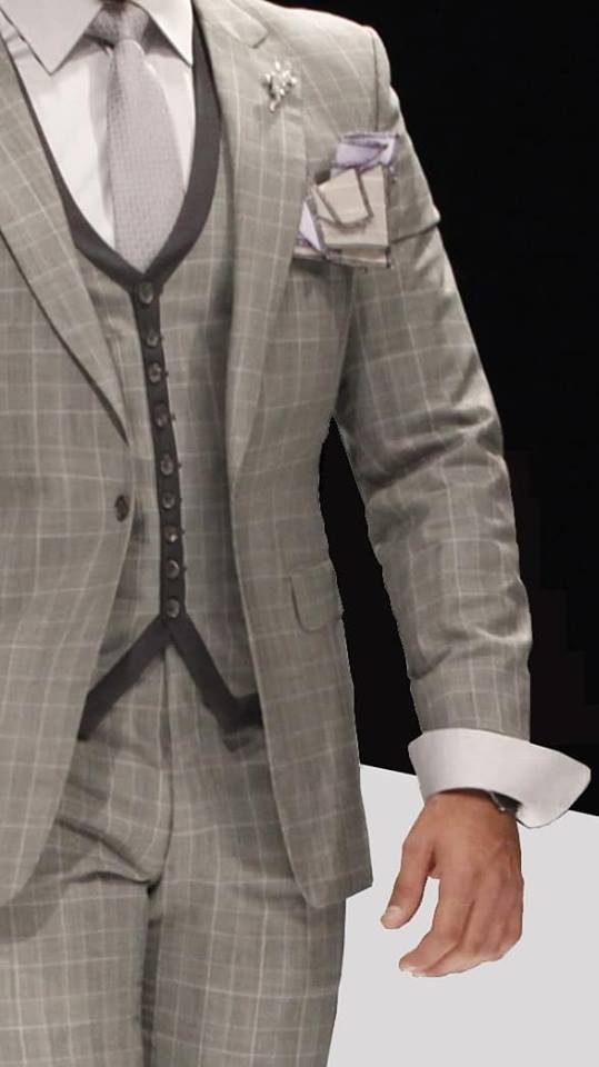 2019 Handsome Mens Designer Suits Light Grey Damier Check Three Pieces Peaked Lapel Groom Tuxedos Customized Best Man Business Men Suits