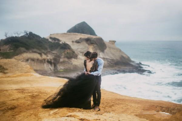 Sexy 2019 Beach Black Wedding Dress Deep V Neck Illusion Long Sleeves Lace Top Tulle Skirt Gothic Backless Wedding Bridal Gowns withTrain