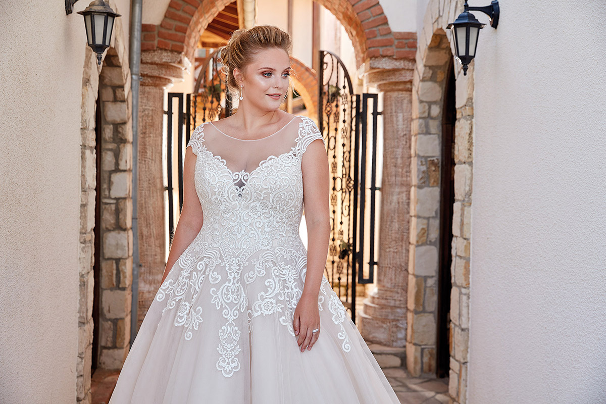 Eddy K Plus Size Wedding Dresses Sheer Jewel Neck Short Sleeves A Line Lace Appliques Button Back Country Wedding Dress Custom Made Gowns