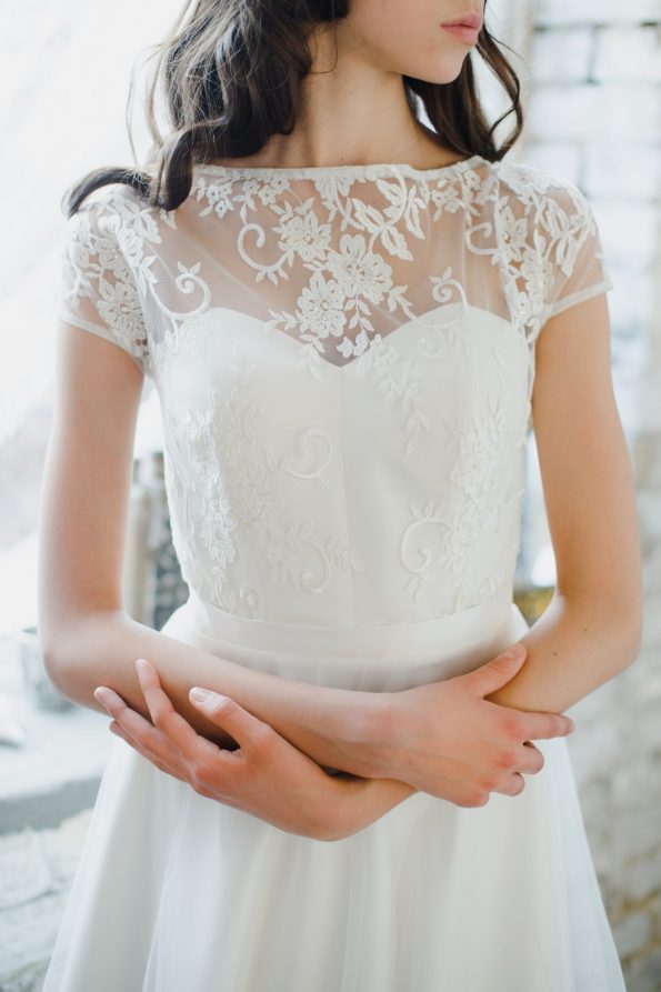2020 New Bohemian Wedding Dresses Bateau Neck Lace Appliques A Line Beach Wedding Dress Sweep Train Boho Bridal Gown Vestidos De Novia
