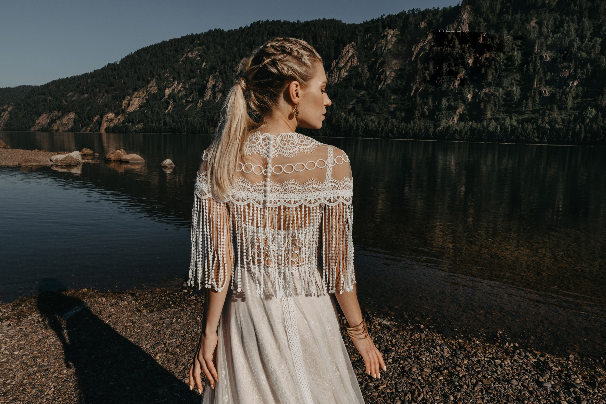 Bohemian Beach Wedding Dresses Jewel Neck Full Tassel Appliqued Bridal Gowns Lace Illusion Boho Sweep Train Wedding Dress