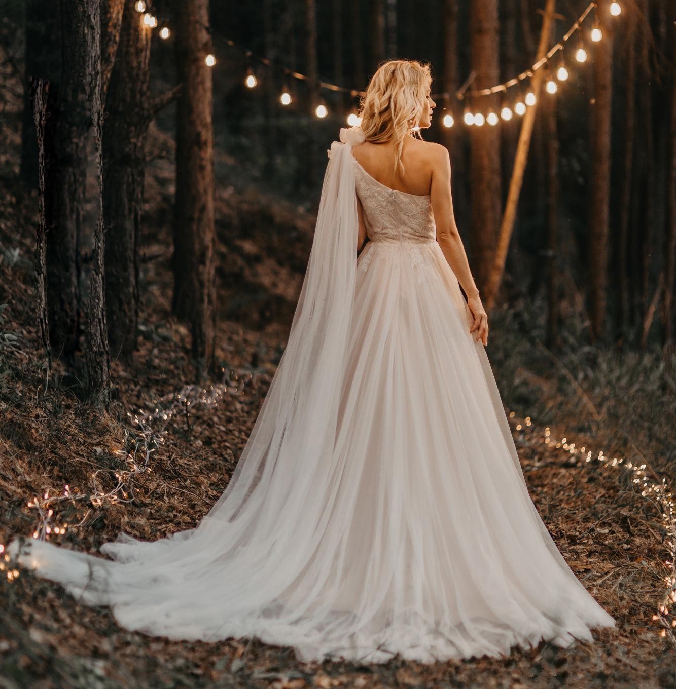 New Country Bohemian A Line Wedding Dresses One Shoulder Lace Appliques Pearls Sweep Train Tulle Plus Size Formal Boho Beach Bridal Gowns