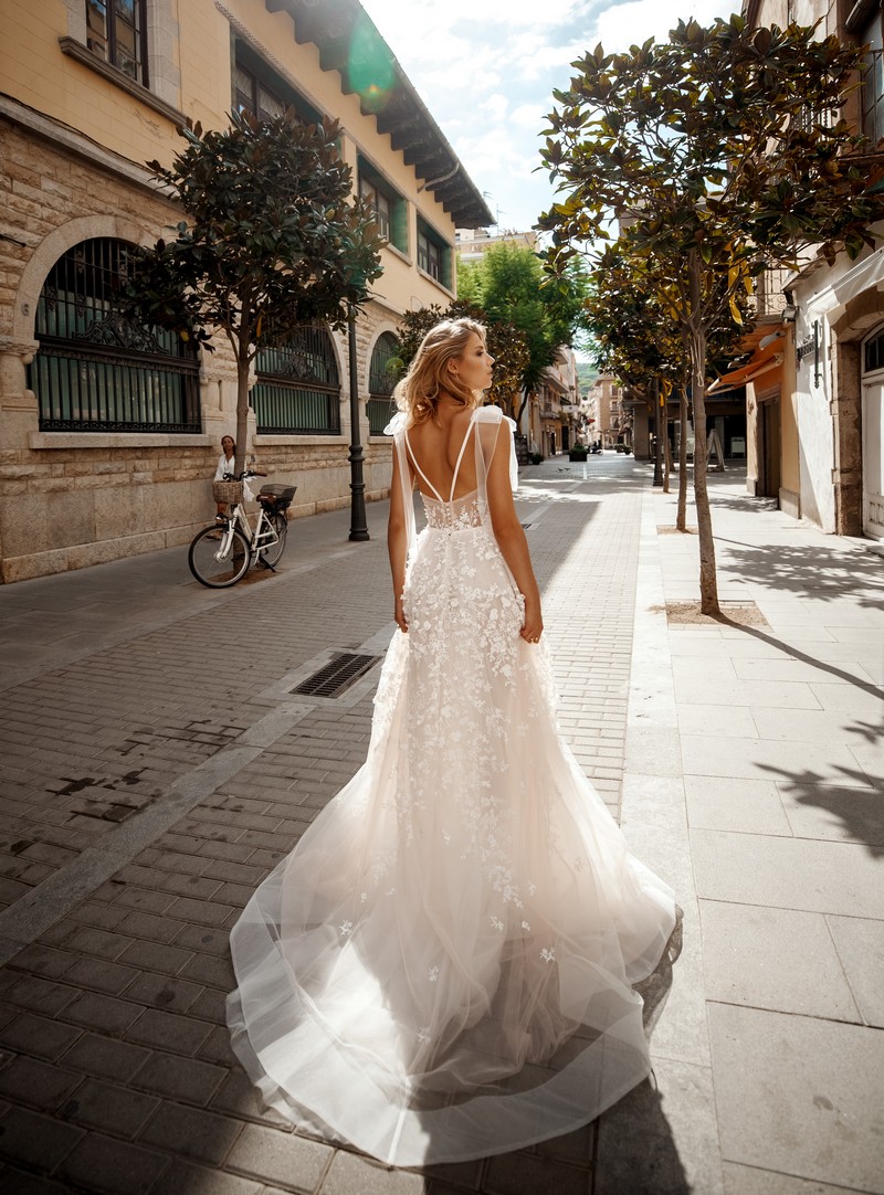 Beaded Stunning Lace Wedding Dresses Appliqued Deep V Neck Bridal Gowns A E Sweep Train Tulle Robe De Marie
