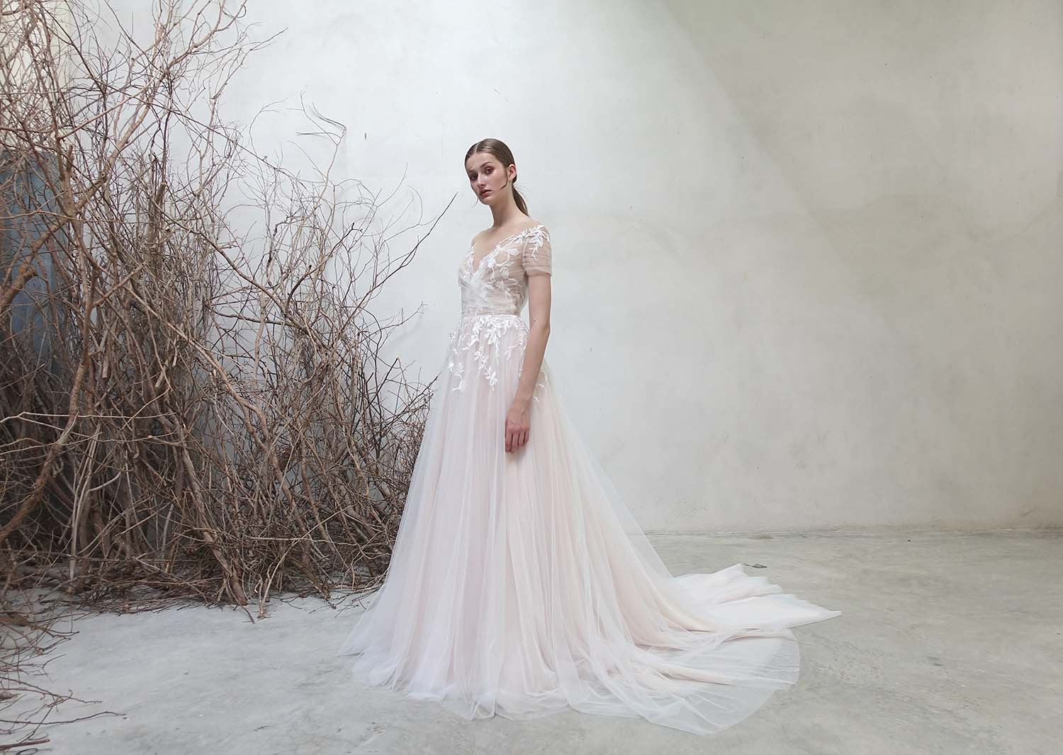 2020 Bohemian Wedding Dresses Sheer Jewel Neck Lace A Line Sweep Train Beach Wedding Dress Appliques Short Sleeves Vestidos De Novia