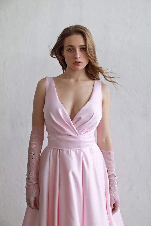 2020 Elegant Pink Prom Dresses Deep V Neck A Line Satin Evening Dresses Bow Sweep Train Formal Party Wear Custom Robes De Soirée