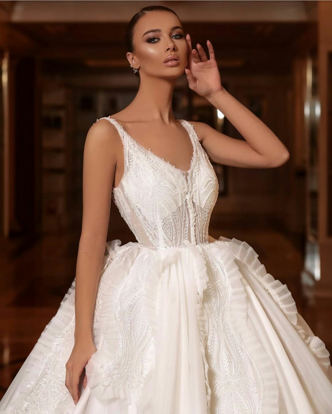 Luxury Arabic Wedding Dresses V Neck Ruffles Appliques Sweep Train Plus Size Wedding Dress Bridal Gowns Elegant Robes De Mariée