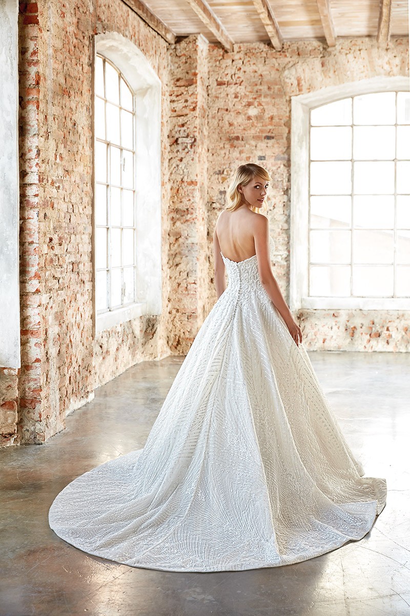 2020 A Line Wedding Dresses Tulle With Glitter Applique Sequins Wedding Dresses Strapless Sweep Train Bridal Gowns Vestidos De Novia