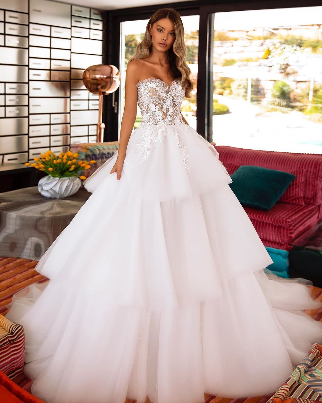 A Line Elegant Lace Wedding Dresses Strapless Neck Tiered Bridal Gowns Sweep Train Tulle Robe De Marie