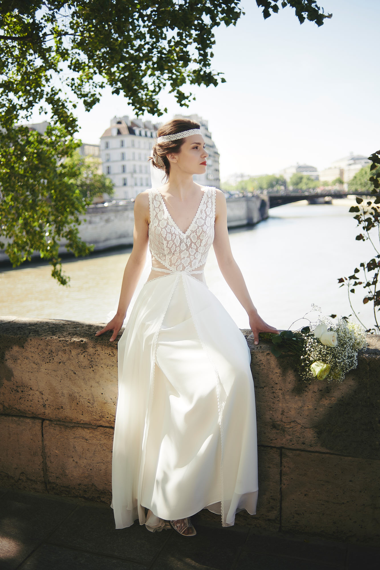 Simple A Line Bohemian Cymbeline Wedding Dresses V Neck Sleeveless Satin Lace Applique Backless Wedding Gowns Sweep Train robe de mariée