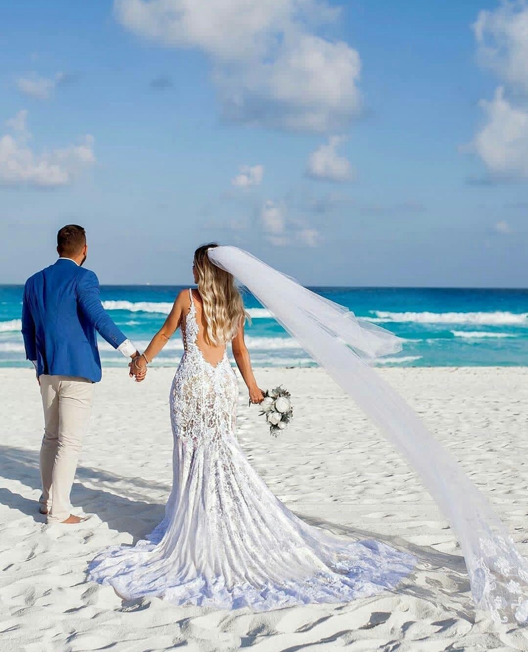 Plus Size Mermaid Wedding Dresses Beach Sleeveless Lace Appliques Bridal Gowns Sweep Train Illusion Backless Wedding Dress