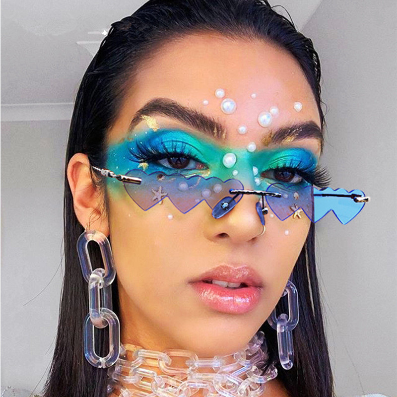 Men Women love glasses 2020 Fashion New small frame sunglasses one piece love SunglassesSun Glasses eyewear 7013
Men Women love glasses 2020 Fashion New small frame sunglasses one piece love SunglassesSun Glasses eyewear 7013