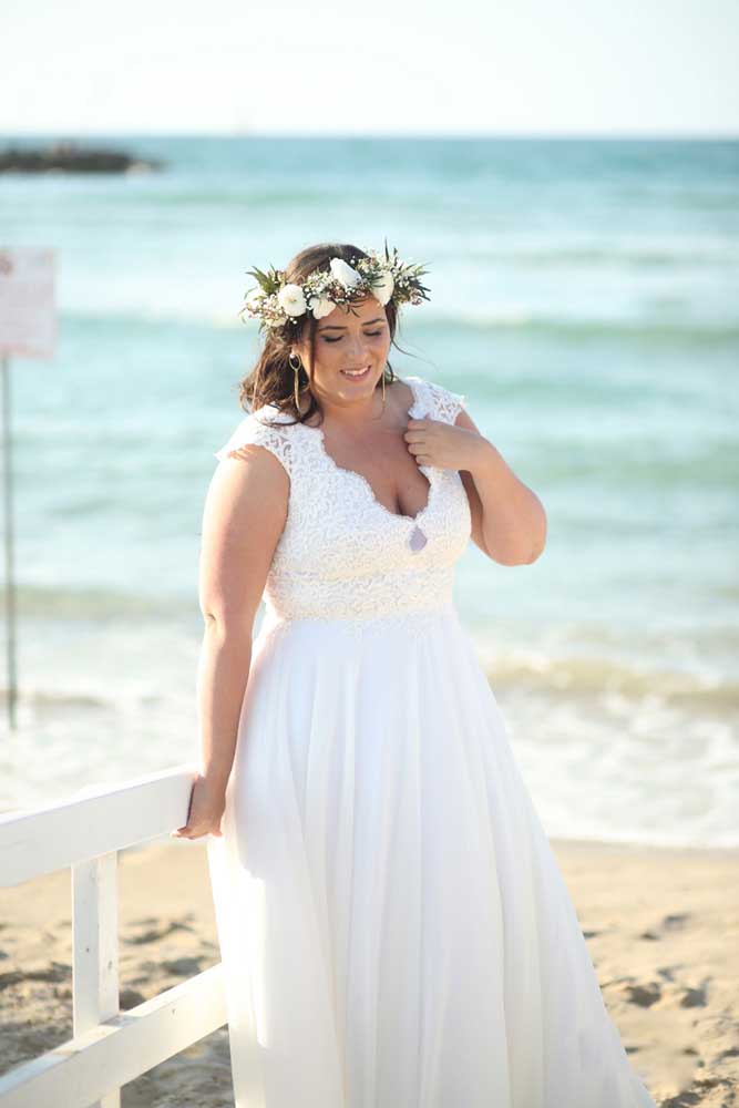 2020 New Arrival Wedding Gowns Lace Tulle Applique Button Plus Size Wedding Dresses Floor Length Sleeveless V Neck Bridal Gowns