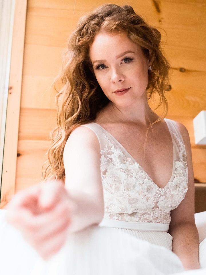 Newest Country Wedding Dresses V Neck Lace Bodice A Line Sweep Train Sleeveless Bohemia Wedding Dress Custom Sequins Plus Size Bridal Gowns