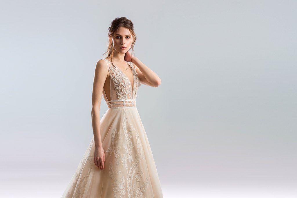 2019 Champagne Wedding Dresses Deep V Neck Lace Appliqued Illusion Sweep Train Beach Wedding Dress Sexy Back Simple Boho Bridal Gowns