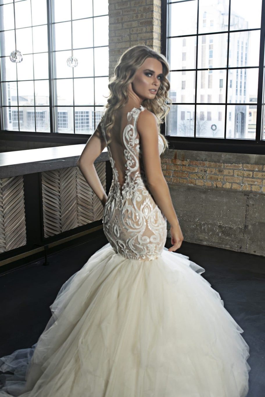 Plus Size Mermaid Wedding Dresses Plunging Neck Lace Applique Country Wedding Dress Bridal Gowns Custom Made Backless Robes De Mariée