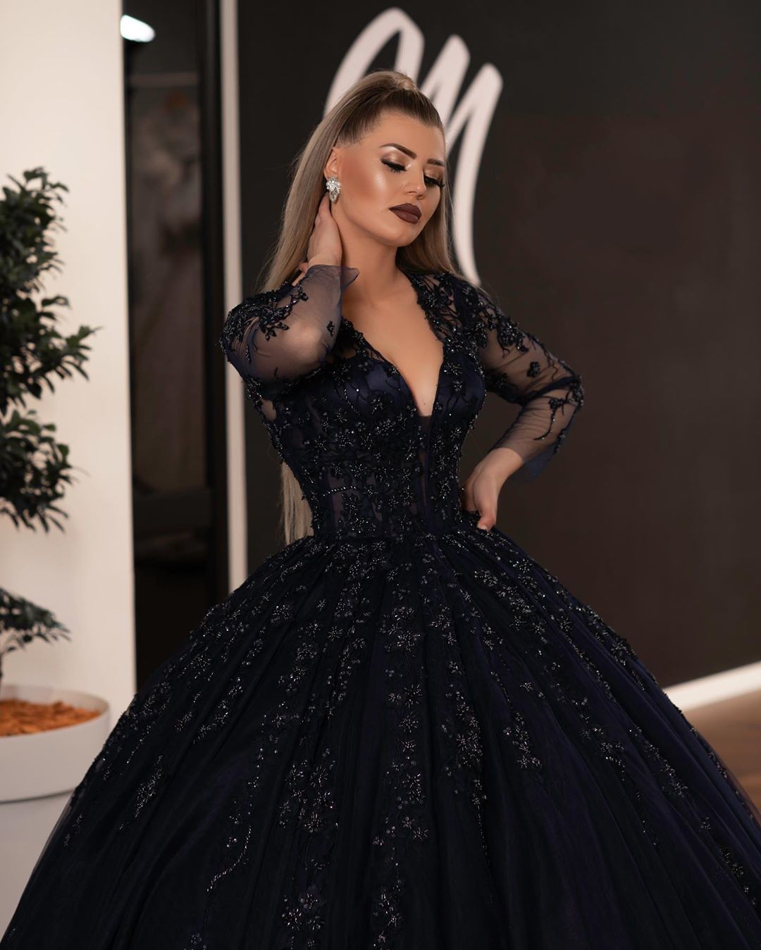 Gorgeous Black Lace Ball Gown Wedding Dresses Sheer Plunging Neck Beaded Bridal Gowns With Long Sleeves Plus Size Tulle Vestidos De Novia