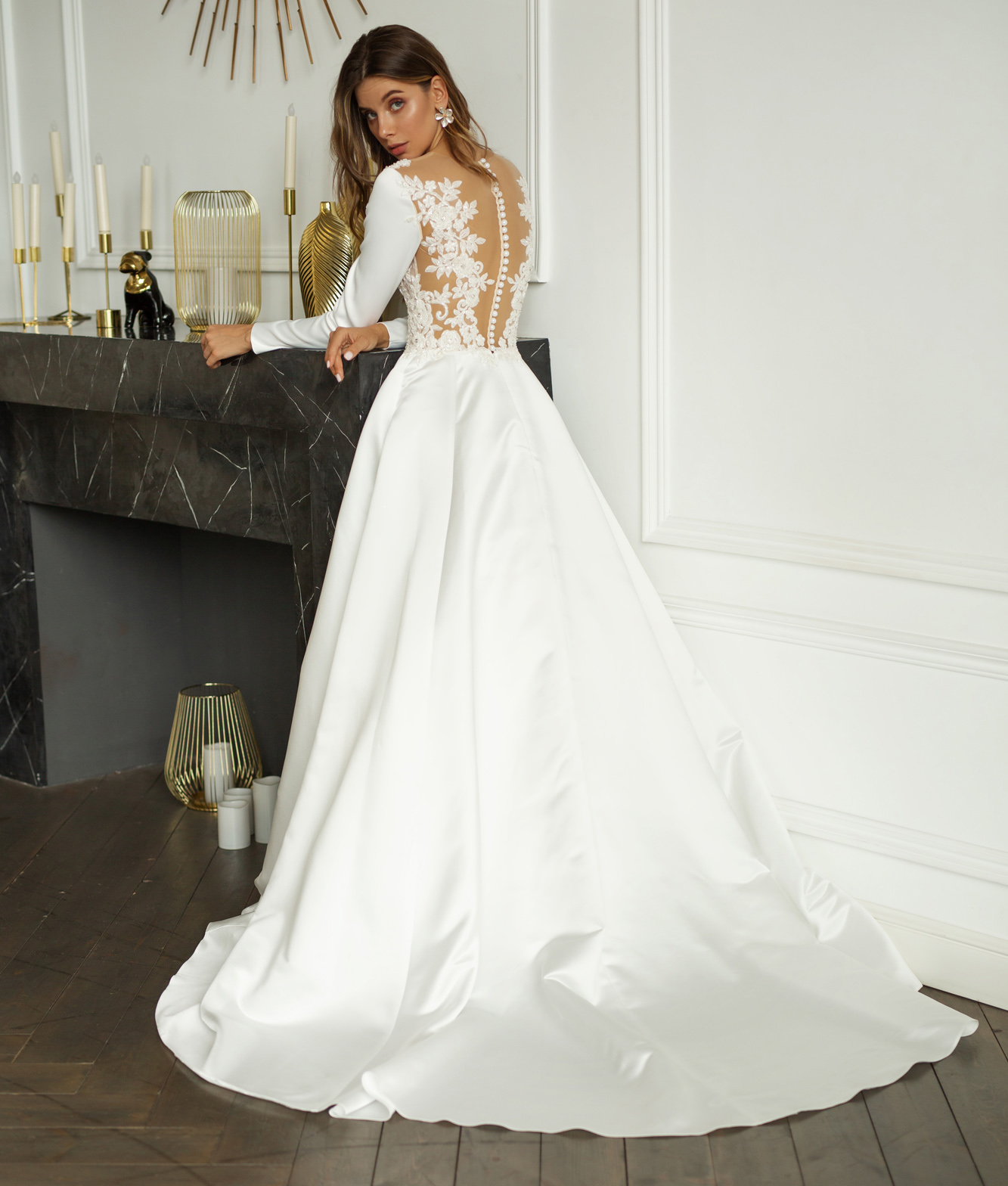Beach Satin Wedding Dresses V Neck Long Sleeve Bridal Gowns Lace Appliqued Illusion Back Sweep Train Wedding Dress