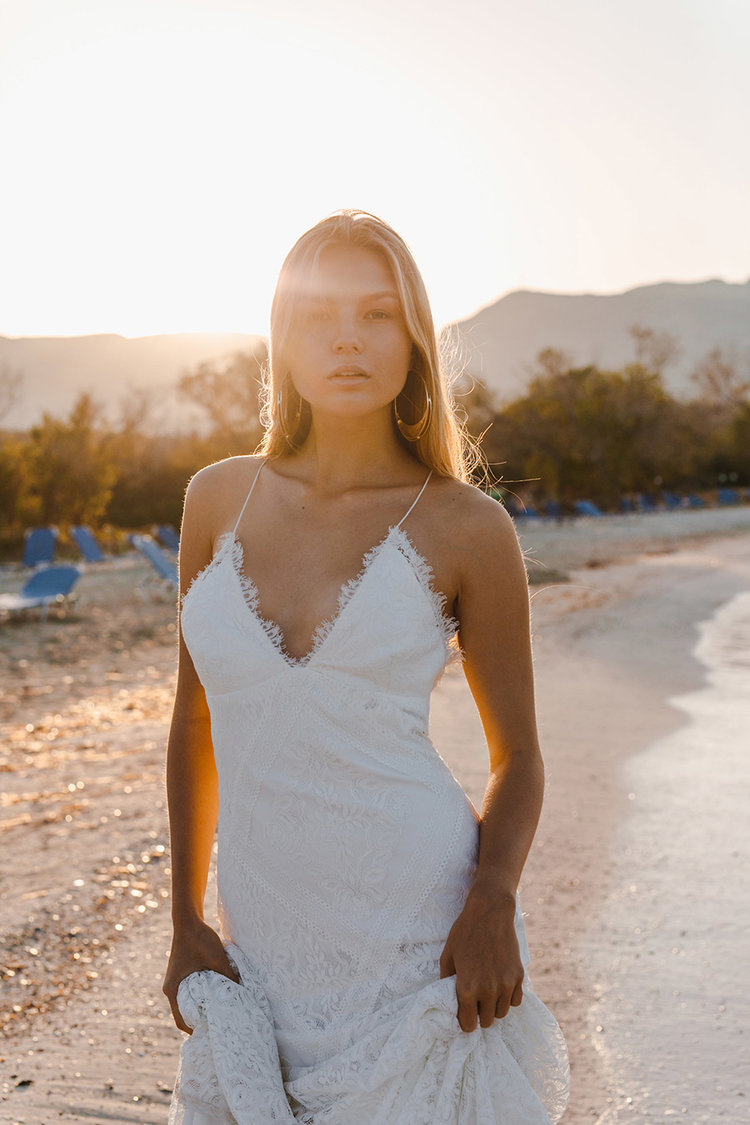 2019 Lace Mermaid Wedding Dresses Spaghetti Sexy Backless Appliques Sweep Train Beach Wedding Dress Custom Made Plus Size Bridal Gowns