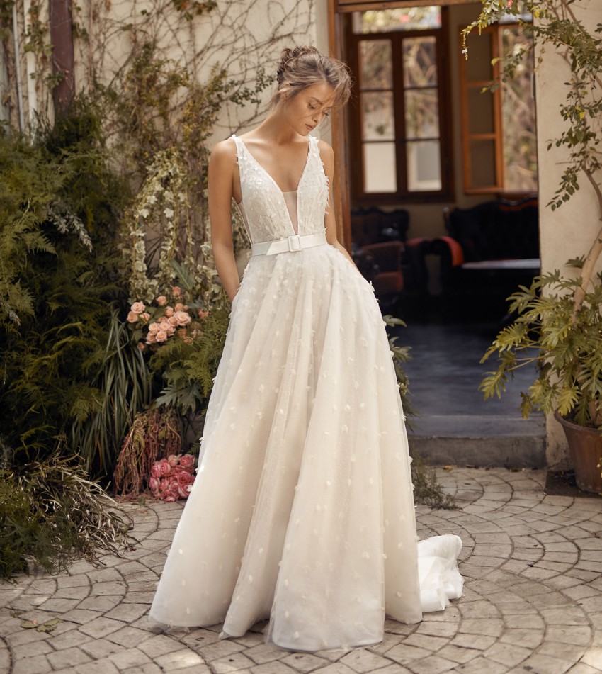 Hod Stunning Lihi Backless Wedding Dresses Sheer Deep V Neck Beach Bridal Gowns A Line Sweep Train Tulle Appliqued Robe De Marie ppliqued