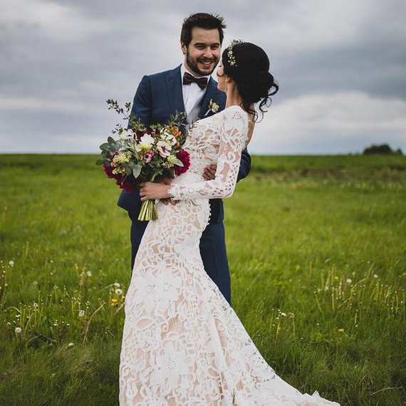 2019 Mermaid Wedding Dresses Jewel Neck Lace Appliqued Sweep Train Costom Long Sleeve Wedding Dress Beach Plus Size Bridal Gowns