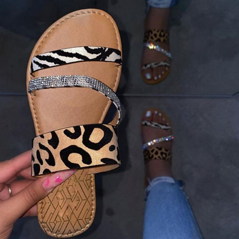 Leopard Print Slippers Women Summer Sexy Crystal Bling Lady Flat Leisure Shoes Woman Outside Beach Slip Slides Mujer 2020
Leopard Print Slippers Women Summer Sexy Crystal Bling Lady Flat Leisure Shoes Woman Outside Beach Slip Slides Mujer 2020