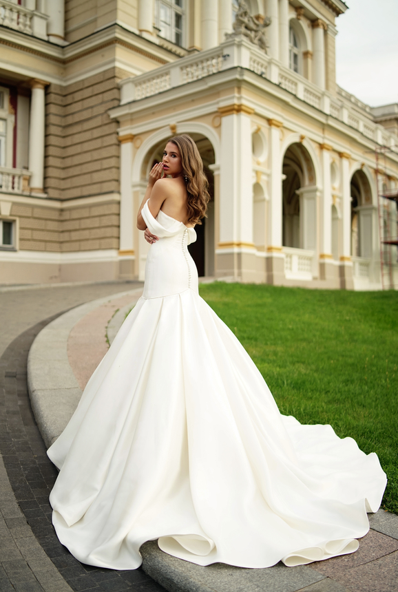 Satin Mermaid Wedding Dresses Off Shoulder Lace Appliques Bridal Gowns Ruffles Beach Sweep Train Backless Wedding Dress