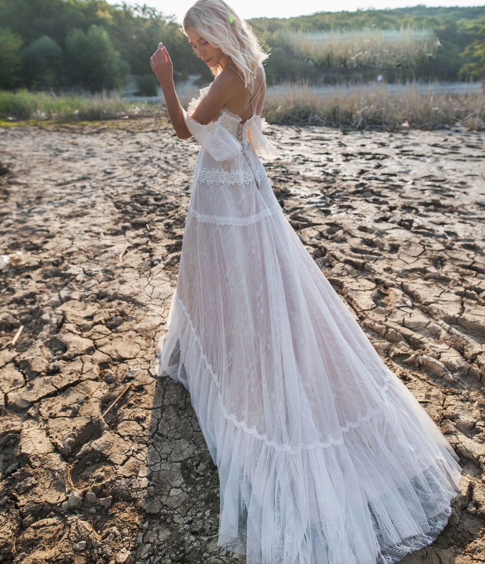 A Line Chic Lace Bohemian Wedding Dresses Off The Shoulder Sheer Plunging Neck Bridal Gowns Tulle Sweep Train Appliqued Robe De Marie ppliqued