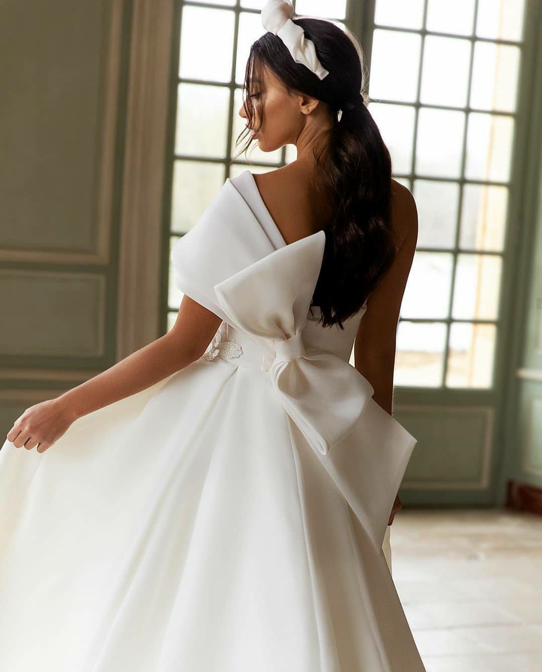 One Shoulder Float Wedding Dresses Thigh High Slit Appliqued 2020 New Bridal Gowns with Big Bow Sweep Train Robe De Mariee