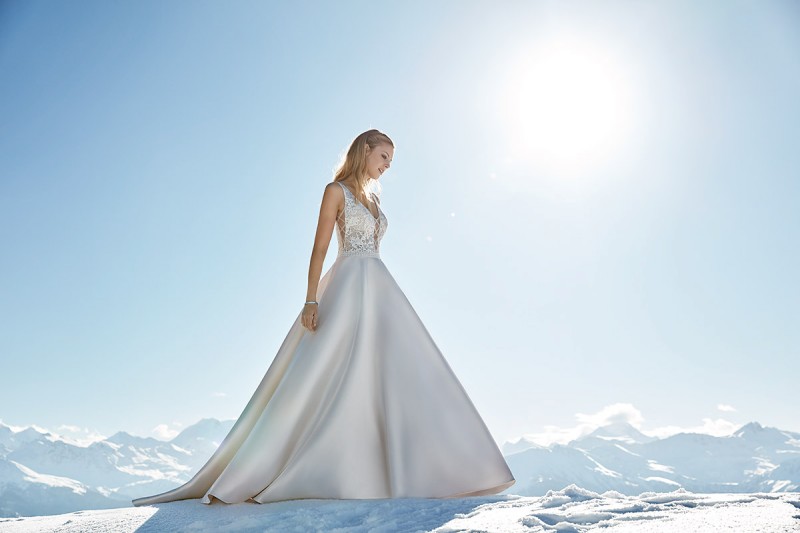 Elegant A Line Wedding Dresses V Neck Satin Applique Wedding Dresses Backless Sweep Train Bridal Gowns Bohemia Vestidos De Novia