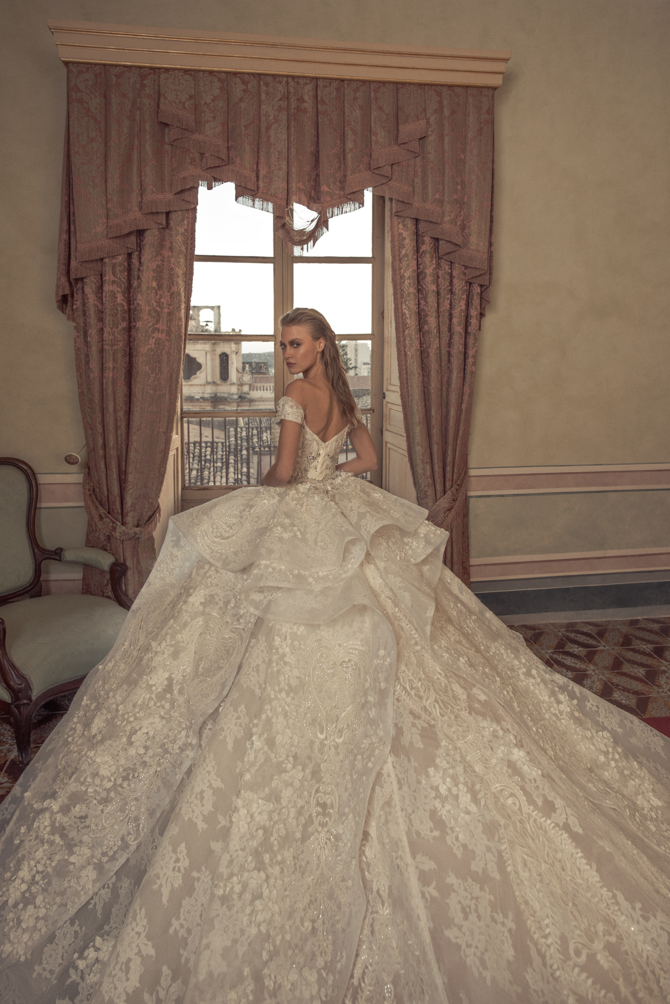 Julia Kontogruni Vintage Wedding Dresses 2019 Off Shoulder Lace Applique Beaded Tiered Skirts Plus Size Chapel Wedding Dress Bridal Gowns