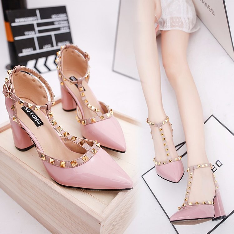 2019 spring new T-type with T-shaped rivet word buckle with hollow pointed patent leather high-heeled thick with shallow mouth shoes, Black
2019 spring new T-type with T-shaped rivet word buckle with hollow pointed patent leather high-heeled thick with shallow mouth shoes, Black