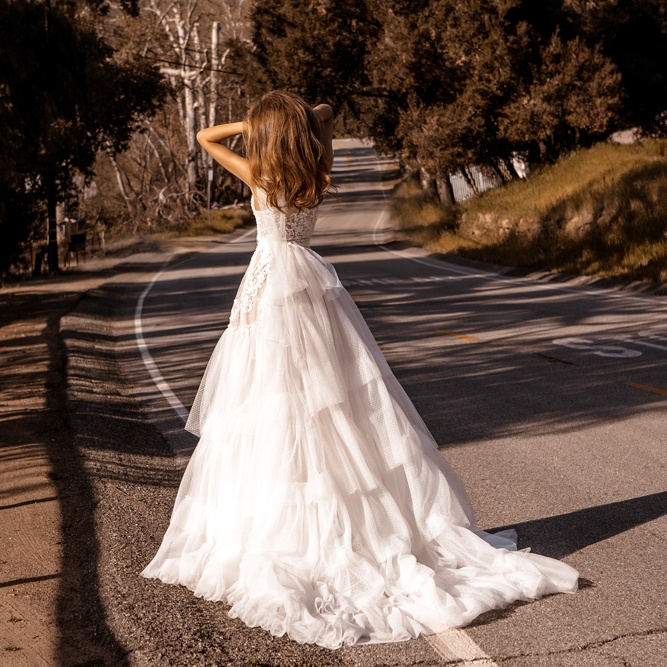 Lace Appliqued Stunning A Line Wedding Dresses Halter Neck Tiered Bridal Gowns Sweep Train Tulle Sequined Robe De Marie