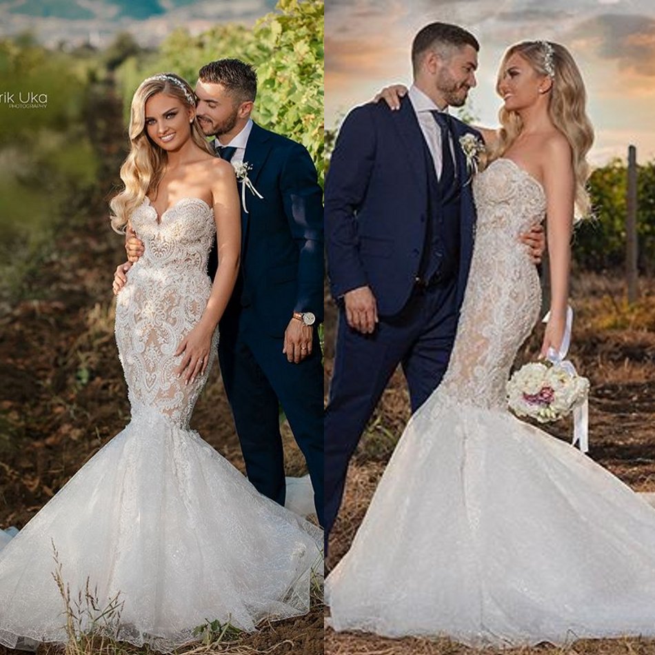 2020 Modest Ball Gown Strapless Sleeveless Zipper Wedding Dresses Lace Applique Tulle Wedding Gowns Sweep Train Sequins Bridal Gowns, Water melon
2020 Modest Ball Gown Strapless Sleeveless Zipper Wedding Dresses Lace Applique Tulle Wedding Gowns Sweep Train Sequins Bridal Gowns, Water melon