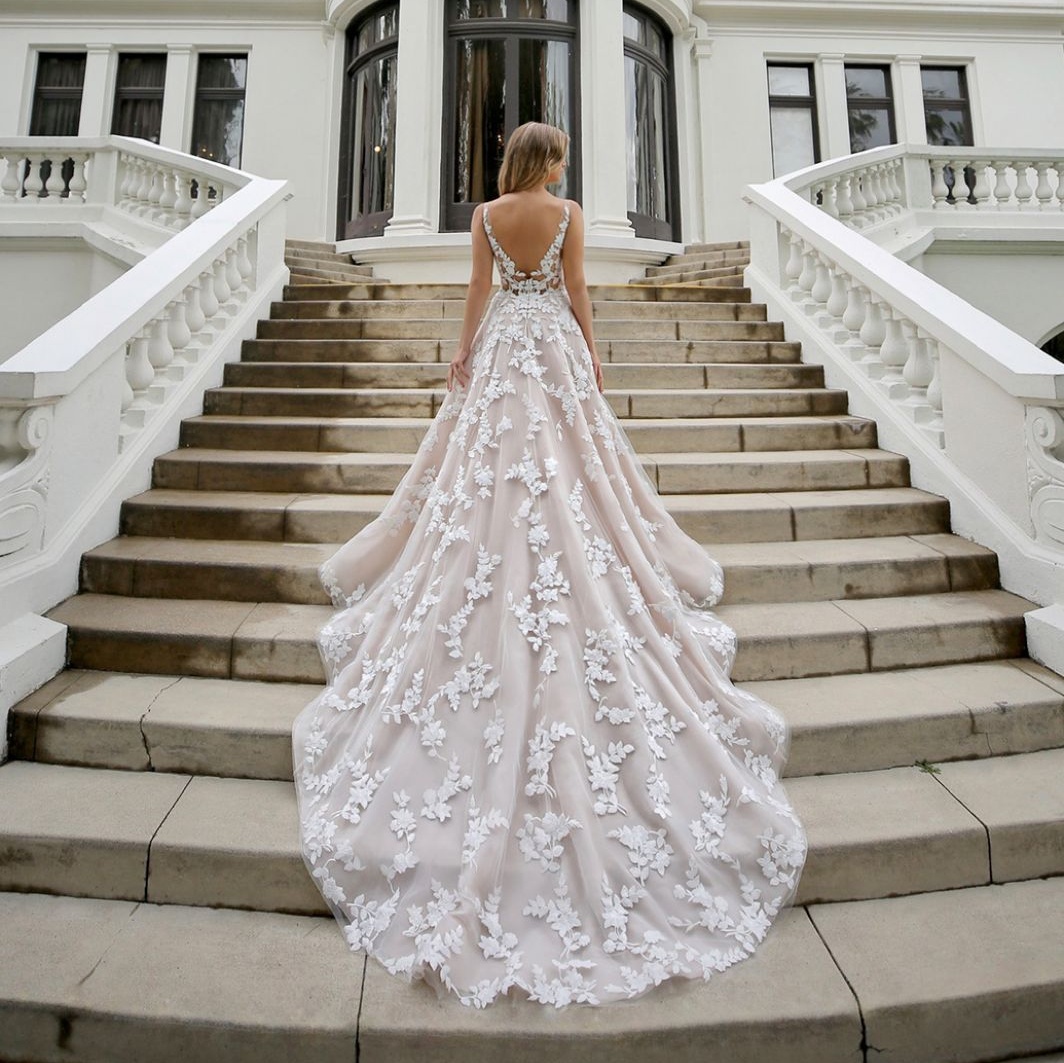 A Line Amazing Lace Backless Wedding Dresses V Neck Sleeveless Appliqued Bridal Gowns Tulle Court Train Robe De Marie ppliqued
