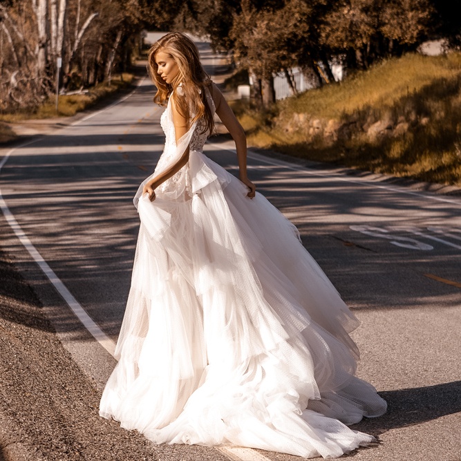 Lace Appliqued Stunning A Line Wedding Dresses Halter Neck Tiered Bridal Gowns Sweep Train Tulle Sequined Robe De Marie