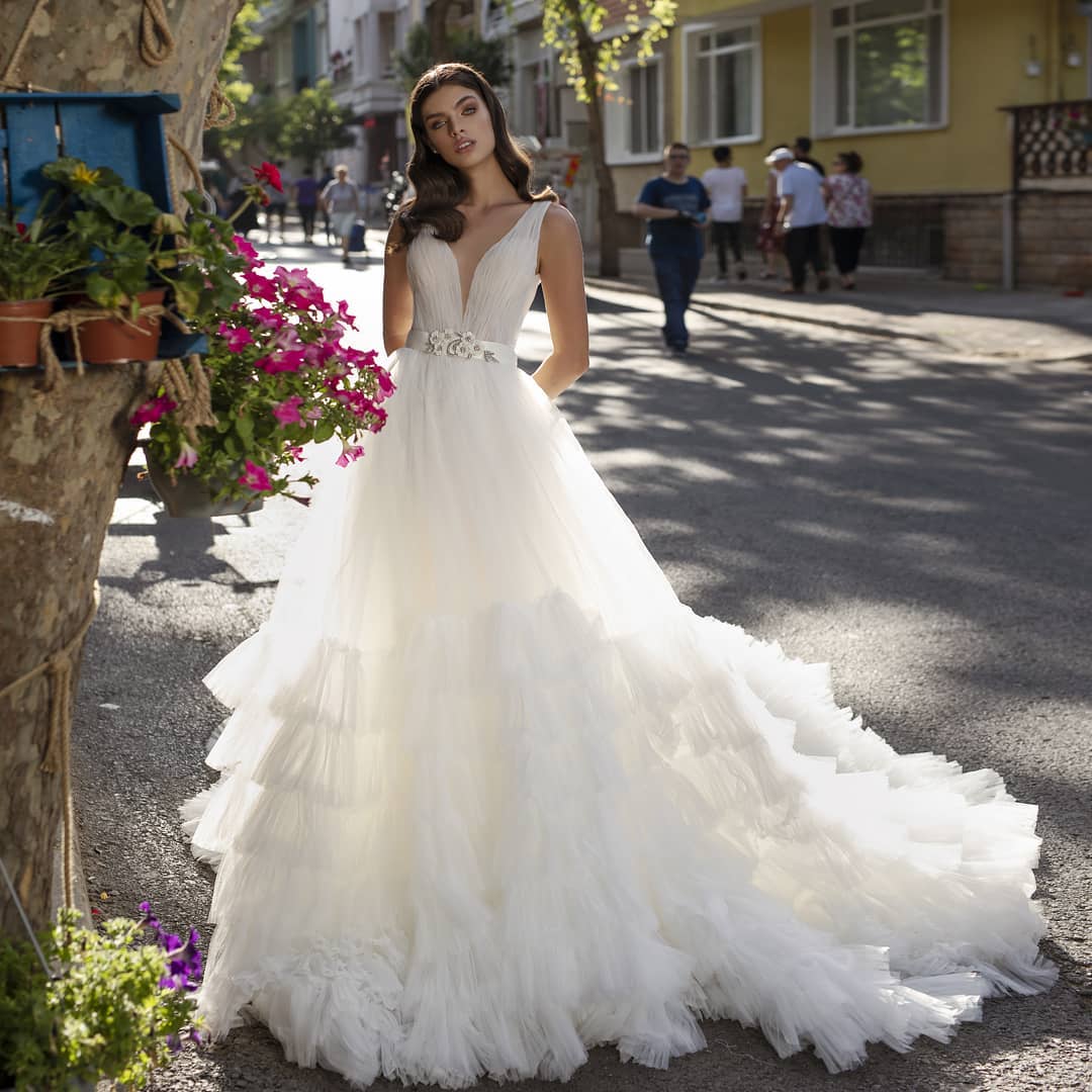 Sheer Ful Deep V Neck Wedding Dresses A E Ruffled Tiered Bridal Gowns Court Train Tulle Pleated Robe De Mari E