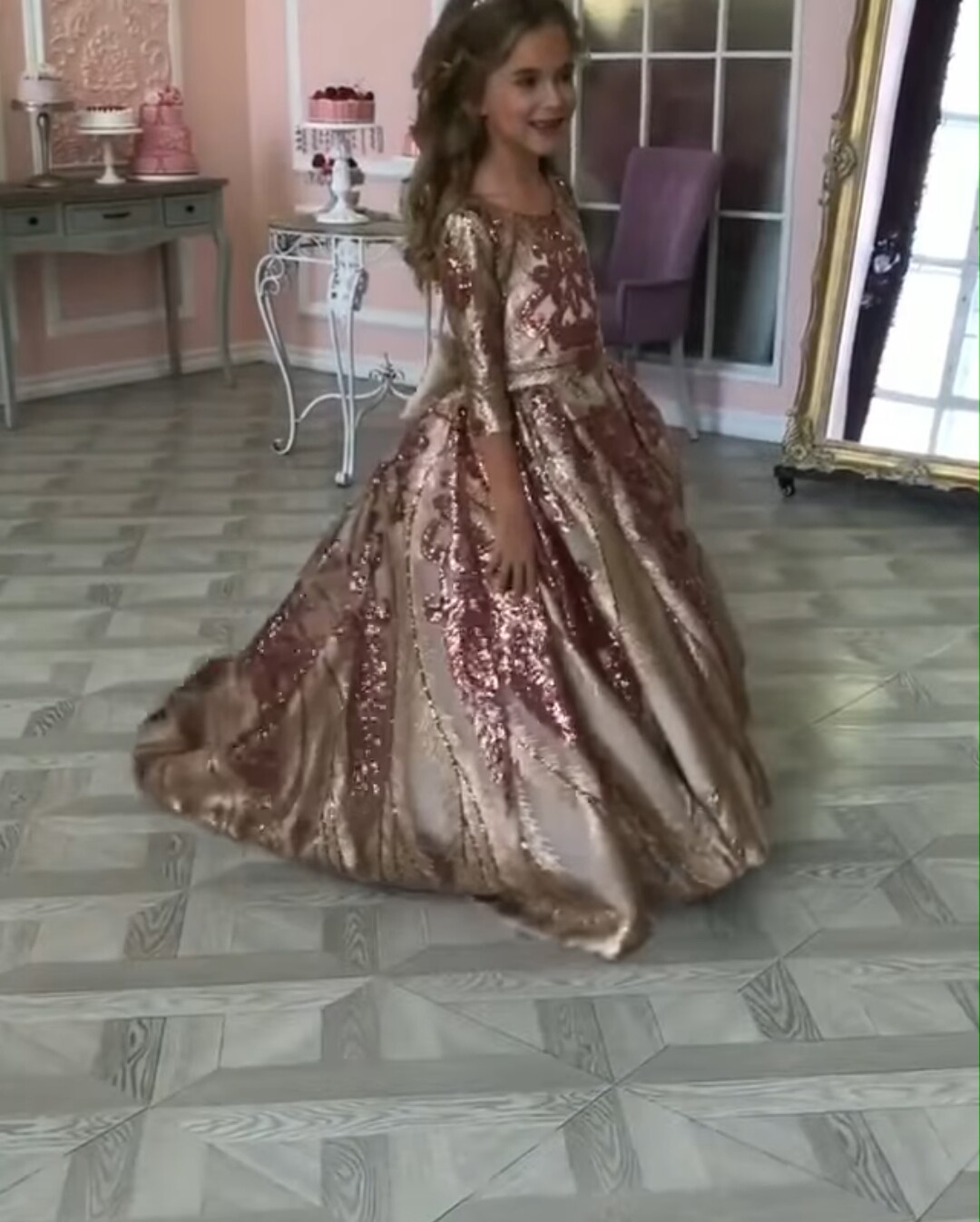 Gorgeous Sequined Flower Girl Dresses Jewel Neck A Line Sweep Train Girls Pageant Dress Plus Size Long Sleeve Kids Birthday Gowns