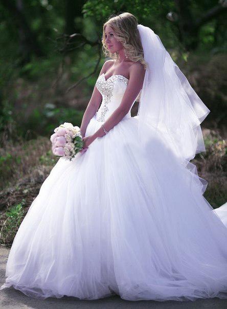 Ball Gown Princess Wedding Dresses Sweetheart Sleeveless Beaded Rhinestone Ruffles Chapel Train Tulle Bridal Gowns Custom Made