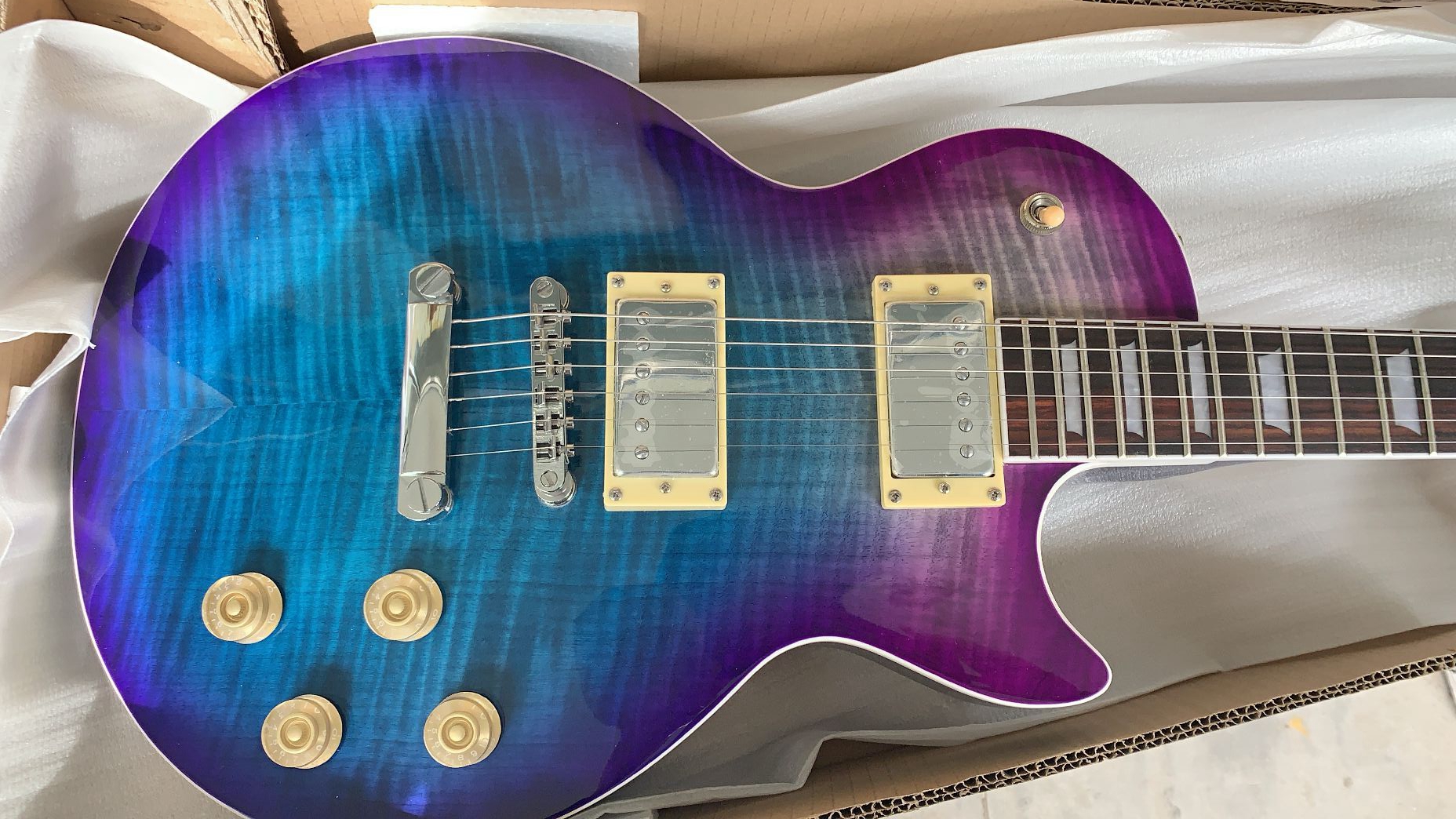 Custom Shop Standard 50s 1959 R9 Flame Maple Top Purple Transfer Blue Electric Guitar Little Pin Tone Pro Brdige, China Chibson Guitar
Custom Shop Standard 50s 1959 R9 Flame Maple Top Purple Transfer Blue Electric Guitar Little Pin Tone Pro Brdige, China Chibson Guitar