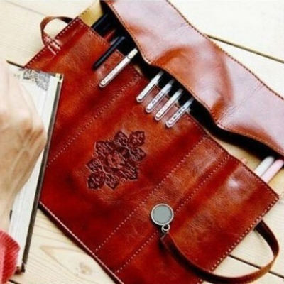 1PC Retro Roll Waterproof PU Leather Purse Pouch Pencil Bag Storage Portable Makeup Pen Pencil Case Bags School Office Supplies
1PC Retro Roll Waterproof PU Leather Purse Pouch Pencil Bag Storage Portable Makeup Pen Pencil Case Bags School Office Supplies