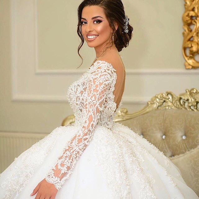 2020 New Arrival Wedding Gowns A Line V Neck Long Sleeve Plus Size Wedding Dresses Sweep Train Tulle Lace Applique Hollow Bridal Gowns