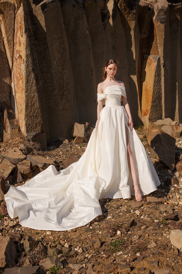 2020 Side Split Wedding Dresses Off The Shoulder A Line Sweep Train Bling Fabric Bohemian Wedding Dress Custom Made Boho Bridal Gowns