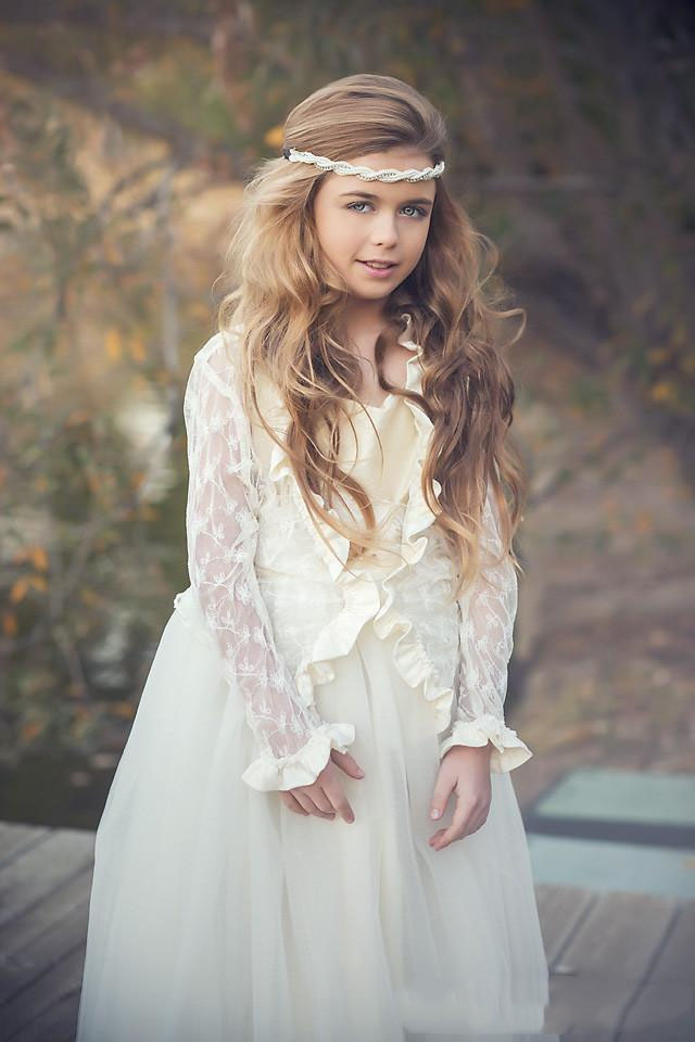 2019 Lovely Boho Flower Girl Dresses For Weddings Jewel Long Sleeve Lace Girl first holy communion dresses