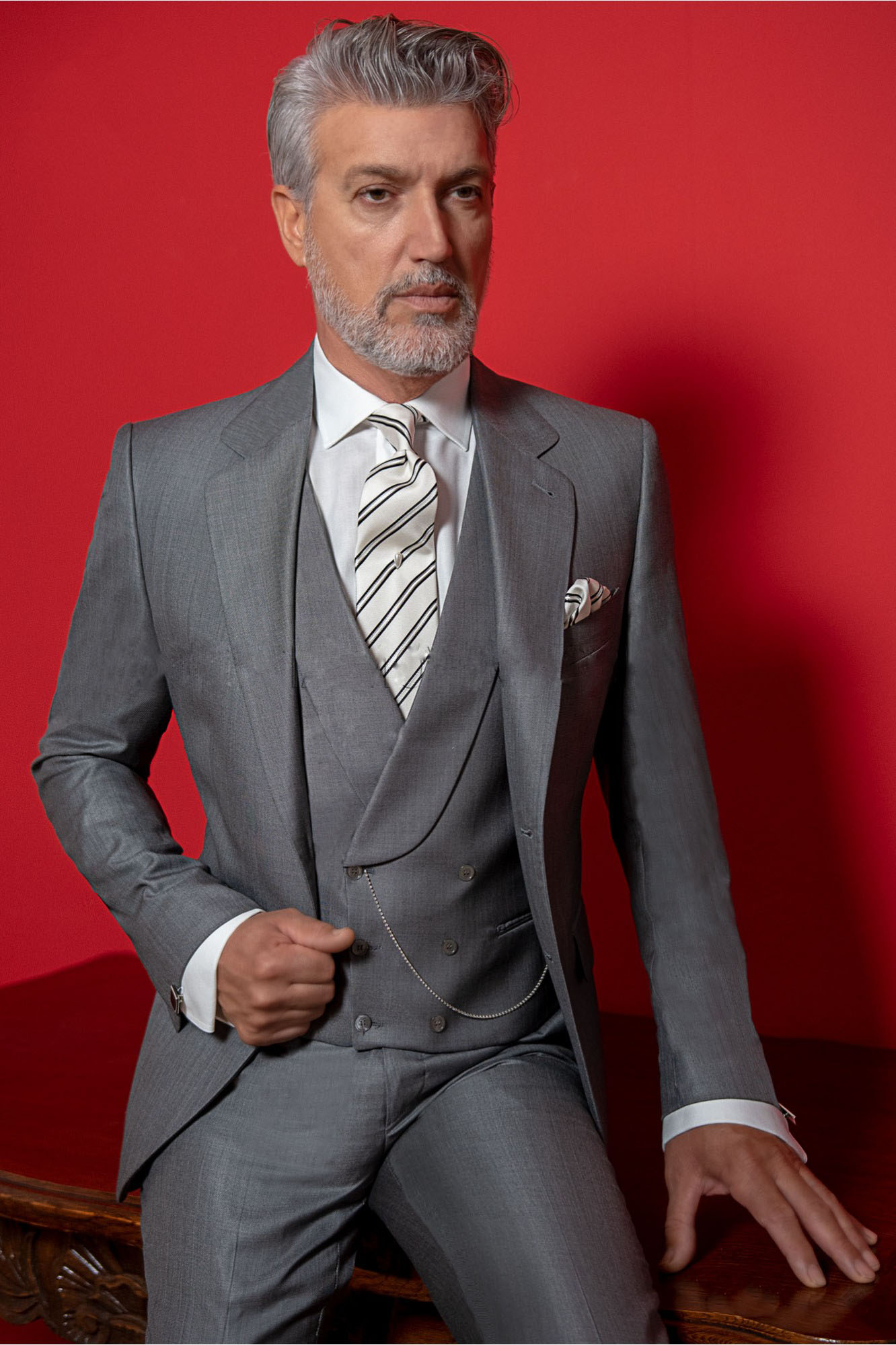 Custom Made Two Button Groom Tuxedos Grey Groomsmen (Jacket+Vest+Pants) Best Man Suit Wedding Men Suits Blazer